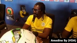 Le coach des Lions du Sénégal, Aliou Cissé, face à la presse dans la salle de conférence du stade de Franceville, Gabon, 14 janvier 2017. (VOA/Amedine Sy)