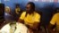 Kocha wa Smba wa Senegal Aliou Cisse na kapteni Cheikhou Kouyate wazungumza na waandishi habari katika ukumbi wa uwanja wa Franceville, Gabon, Januari 14 2017. (VOA/Amedine Sy)