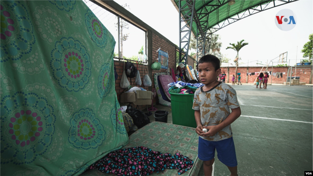 Al llegar la ma&#241;ana los migrantes apilan sus colchones y pertenencias para darle espacio a diferentes actividades que realizan las autoridades locales y los organismos internacionales que presentes en el lugar.