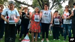 Decenas de familiares y amigos de cuatro mujeres que las autoridades dicen fueron asesinadas por un agente de la patrulla fronteriza, reunidas para una vigila en Laredo, Texas, el 18 de septiembre de 2018.