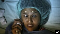 Ayu Pratiwi, 20, yang telah buta sejak usia 10 tahun bersiap dioperasi katarak di Rumah Sakit militer Putri Hijau di Medan, Sumatera Utara. (AP/Binsar Bakkara)