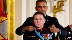 El presidente Barack Obama condecoró con la Medalla de Honor al infante de marina William "Kyle" Carpenter.