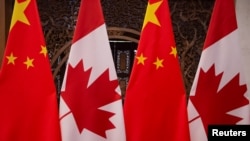 Bendera Kanada dan China saat pertemuan Perdana Menteri Kanada Justin Trudeau dan Presiden China Xi Jinping di Wisma Negara Diaoyutai, 5 Desember 2017, di Beijing. (Foto: via REUTERS)