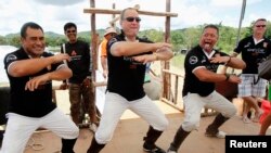 Des anciens joueurs des All Blacks, Olo Brown, Robin Brooke et Charles Reichelmann (de gauche à droite) effectuent la danse traditionnelle Maori "Haka" avant un match de Rugby.