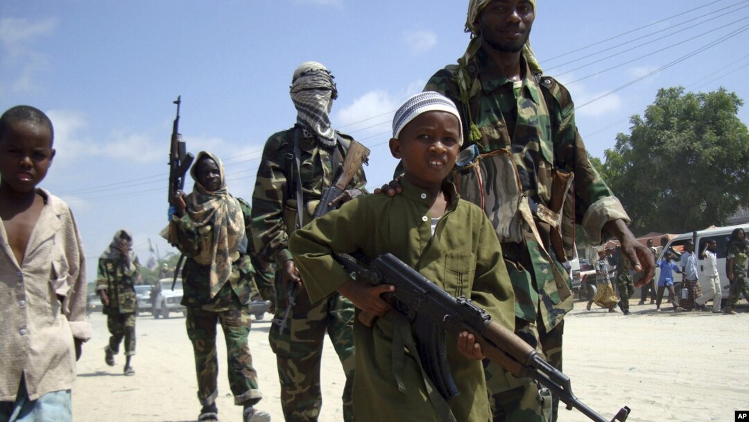 Seorang anak laki-laki bersenjata bersama para pejuang al-Shabab dalam latihan militer di Suqaholaha, Somalia. (Foto: Dok)