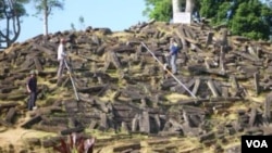 Suasana Situs Gunung Padang di Kabupaten Cianjur, Jawa Barat, yang sedang diteliti. Situs ini diperkirakan sudah berusia 13 ribu tahun (foto: VOA/R. Teja Wulan).