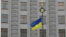 Украинский национальный флаг перед зданием правительства в центре Киева