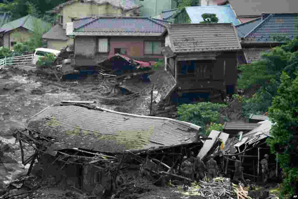 در پی بارندگی شدید و رانش زمین در شهر آتامی، در غرب توکیو، اعضای نیروی دفاع شخصی در جستجوی مفقودین می‌باشند.
