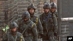 Tropas sul-coreanas em patrulha ao longo da fronteira com a Coreia do Norte