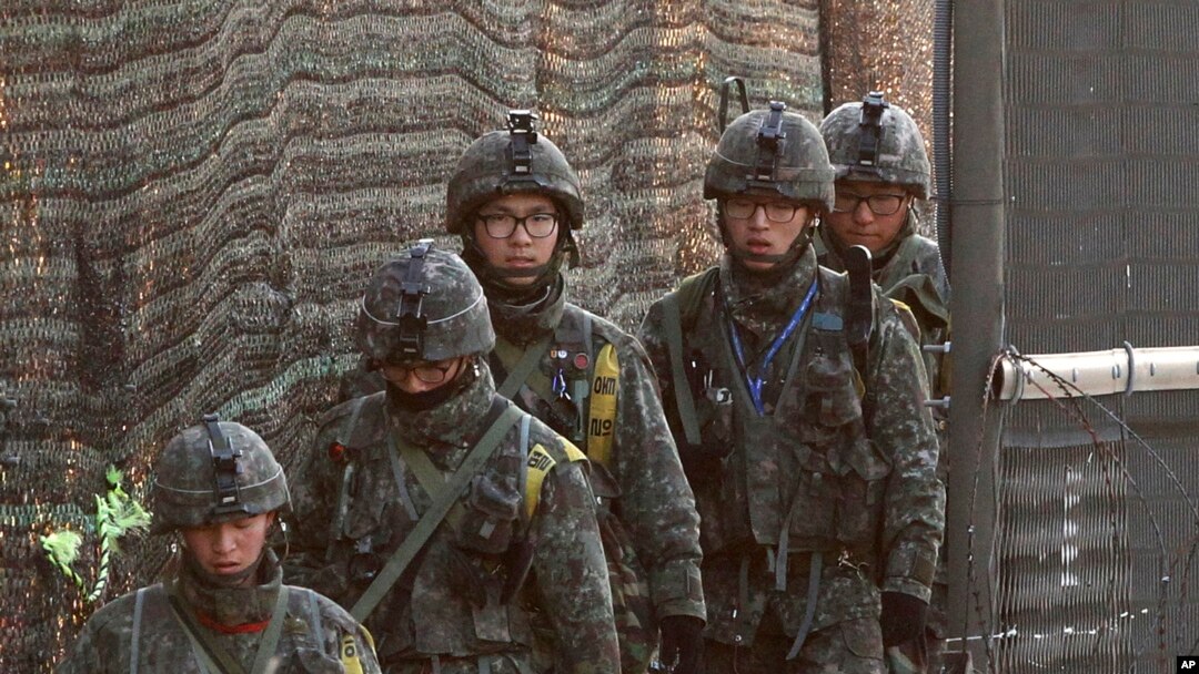 Quân đội Nam Triều Tiên tuần tra gần hàng rào gai sắt gần ngôi làng biên giới Panmunjom, Paju, Nam Triều Tiên, 27/3/2013.