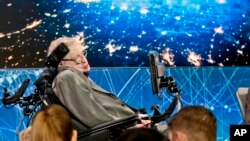 Stephen Hawking durante una conferencia de prensa el 12 de abril de 2016 en Nueva York.