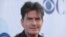 Charlie Sheen, exprotagonista de la serie "Dos hombres y medio" provoca la ira de los usuarios de Twitter.