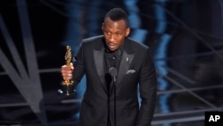 Mahershala Ali reçoit l'Oscar du meilleur second rôle le 26 février 2017. (Chris Pizzello/Invision/AP)