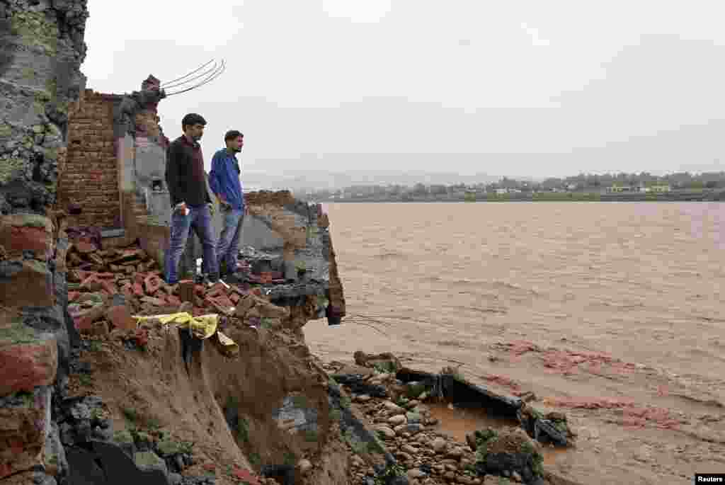 بھارت کے زیرِ انتظام کشمیر میں دریائے توی کو شدید طغیانی کے عالم میں دیکھا جا سکتا ہے۔