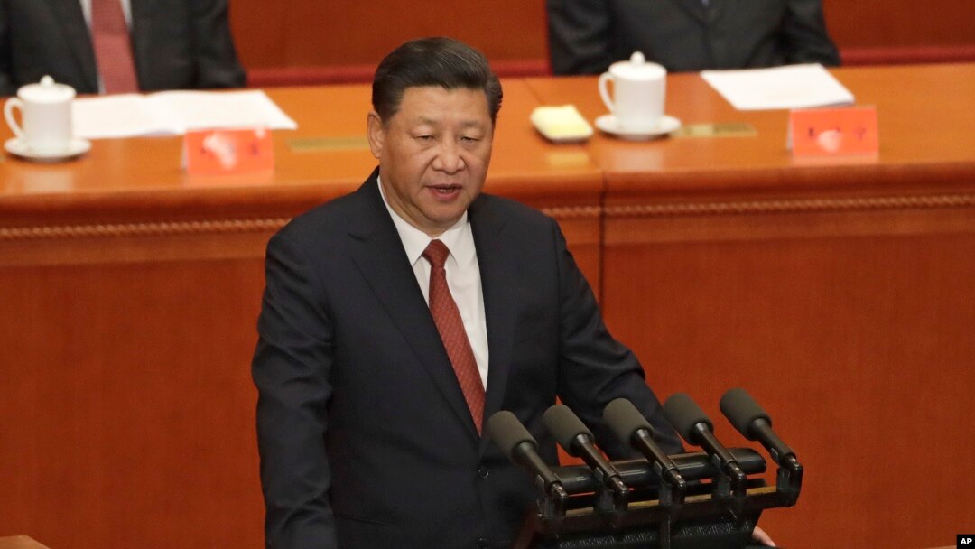 Presiden China, Xi Jinping, berbicara dalam upacara peringatah dirgahayun Tentara Pembebasan Rakyat China yang ke-90 di Balai Agung Rakyat di Beijing, 1 Agustus 2017 (foto: AP Photo/Andy Wong, Pool)