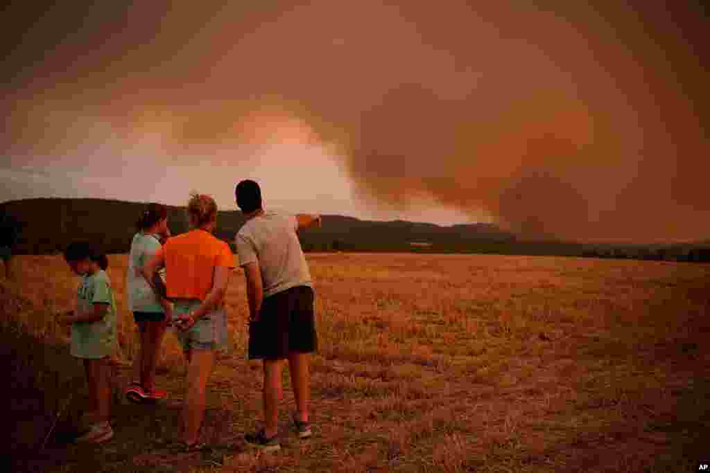 스페인 카탈루냐 북동쪽의 타라고나 근방에서 발생한 대형 산불을 주민들이 바라보고 있다. 