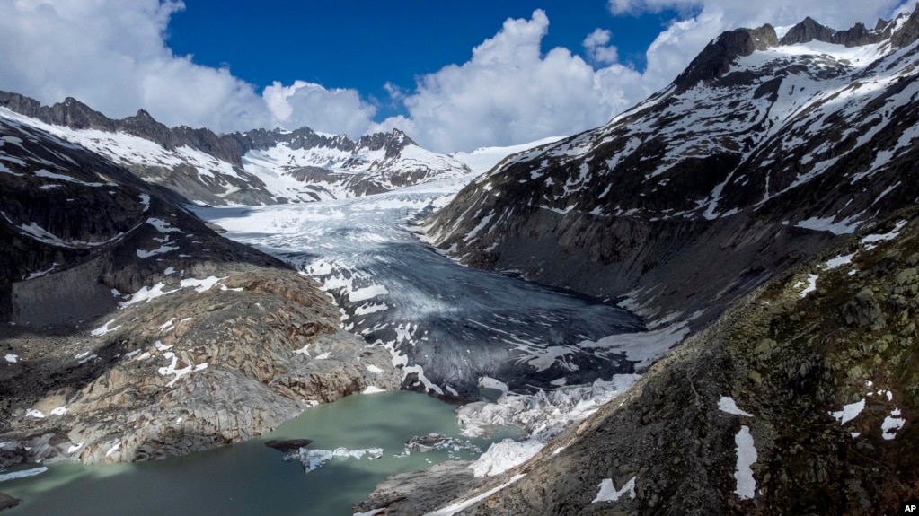 یخچال رون در کانتون وله، سوئیس. یخچال‌های طبیعی سوئیس در کل ۱۰ درصد از حجم خود را در دو سال گذشته از دست داده‌اند. آرشیو
