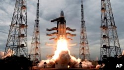 인도의 두 번째 달 탐사선 찬드라얀 2호가 인도 안드라프라데시주 스리하리코타섬의 사티시다완우주센터에서 발사됐다. 