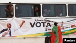 Des partisans du principal parti d'opposition angolais, l'UNITA, arrivent en bus pour assister au dernier rassemblement du parti à Cazenga, en dehors de la capitale Luanda, en Angola, le 22 août 2022.