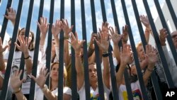 Manifestantes encabezados por Lilian Tintori demandando la libertad de los presos políticos en Venezuela.