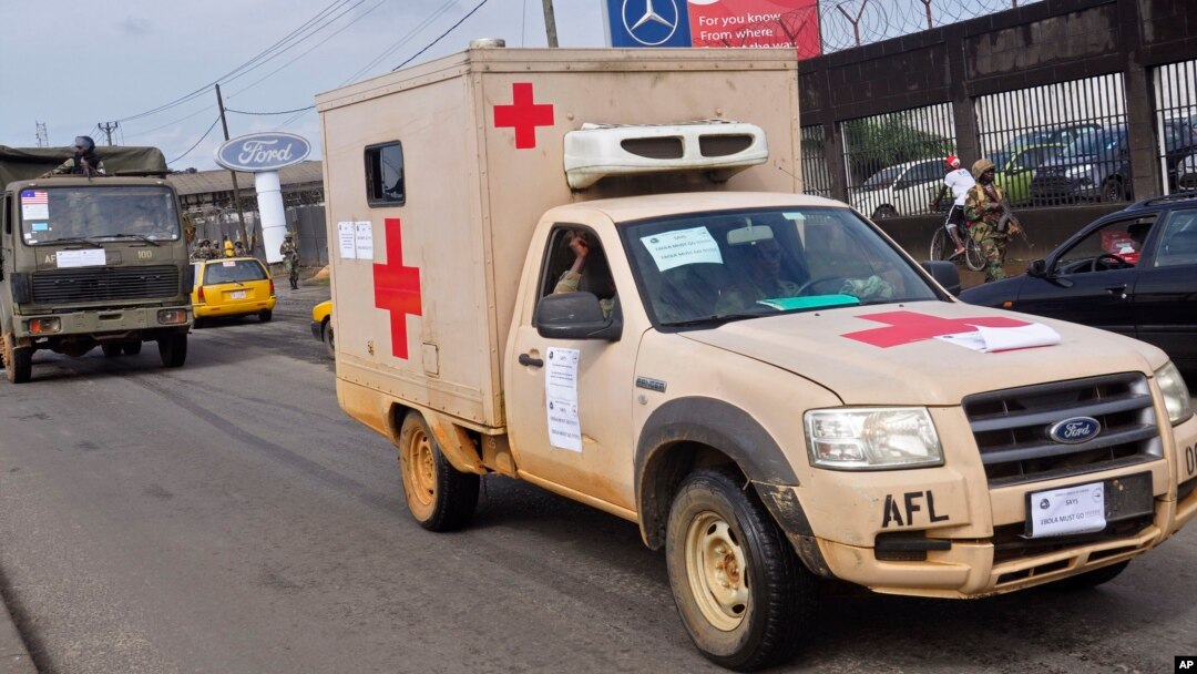 Binh sĩ Liberia tuần tra trên đường phố bằng xe tải y tế để trấn an nỗi sợ hãi của cư dân về dịch bệnh Ebola tại Monrovia, Liberia, ngày 1/8/2014.