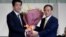 Ông Yoshihide Suga (phải) và người tiền nhiệm Shinzo Abe. 