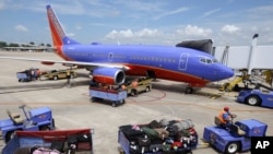 ARCHIVO - En esta fotografía del 19 de junio de 2014 se muestran maletas que serán colocadas en un avión Boeing 737 en el Aeropuerto Nacional Bill y Hillary Clinton en Little Rock, Arkansas, el 19 de junio de 2014. 