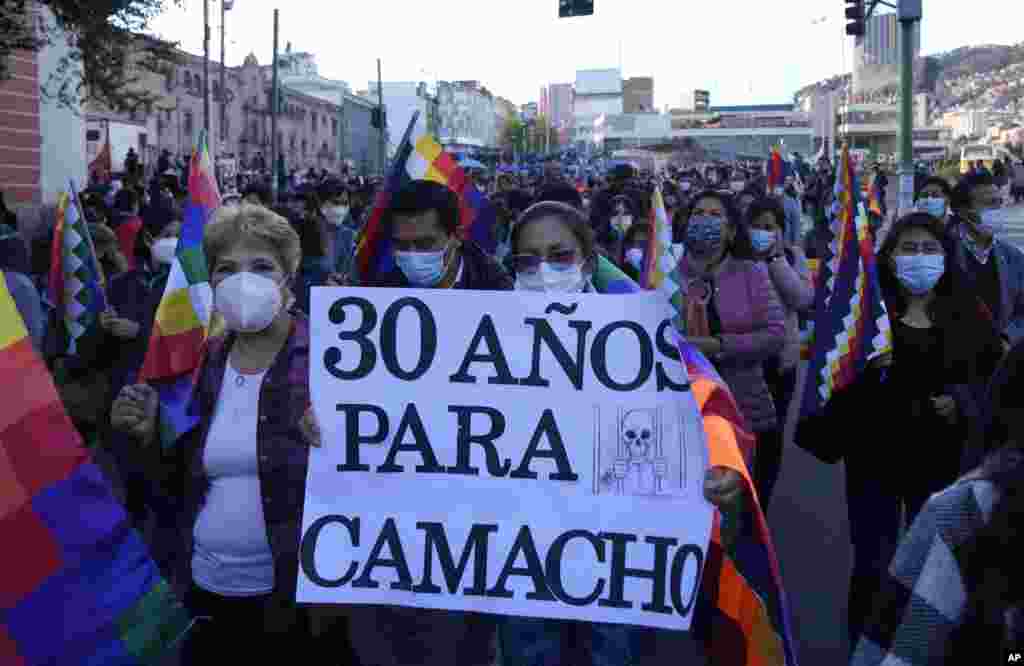 Manifestantes sostienen un cartel que exige cárcel para el líder opositor y gobernador de Santa Cruz, Luis Fernando Camacho, durante una marcha en La Paz, Bolivia, el 12 de enero de 2023.