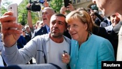 Almanya Başbakanı Angela Merkel'le selfie çektiren mülteci