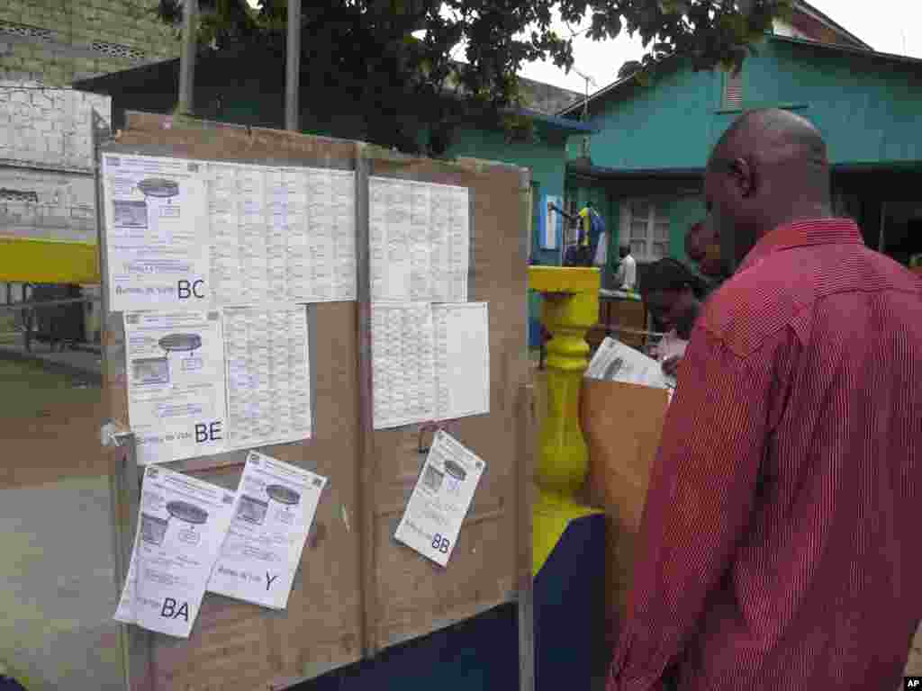 Des listes electorales dans un bureau de vote de Kinshasa 28 Novembre 2011 Nicolas Pinault VOA1