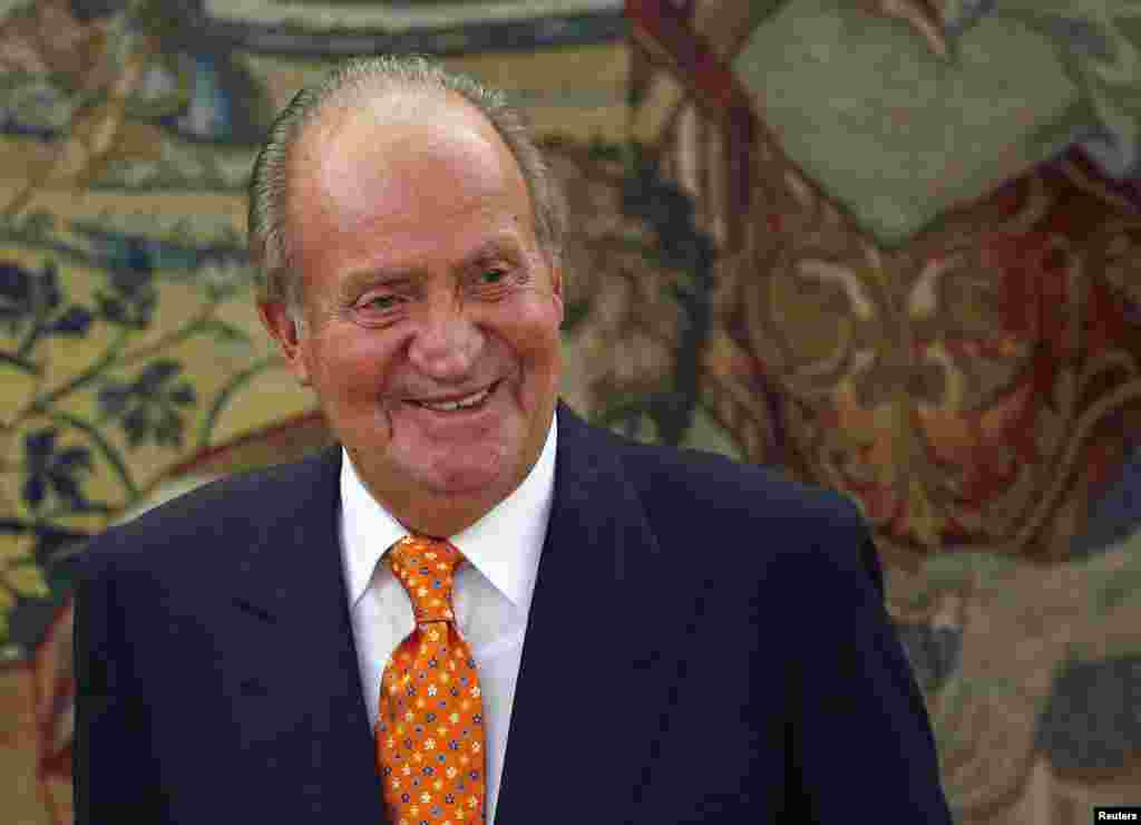 Spain's King Juan Carlos smiles in one of his latest audiences at the Zarzuela Palace outside Madrid, May 27, 2014. 