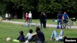 지난 10일 프랑스 파리의 한 공원에서 시민들이 화창한 날씨를 즐기고 있다. 