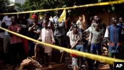 Des enfants aux abords de l'hôtel Radisson à Bamako, le 21 novembre 2015. (AP Photo/Jerome Delay)