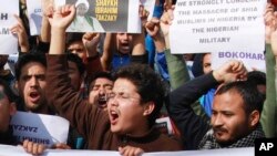 Une manifestation contre le gouvernement nigérian après le meurtre des centaines de Shiites musulmans et l’arrestation de leur leader Ibraheem Zakzaky au Nigeria, à Jammu, Inde, 15 decembre 2015. 