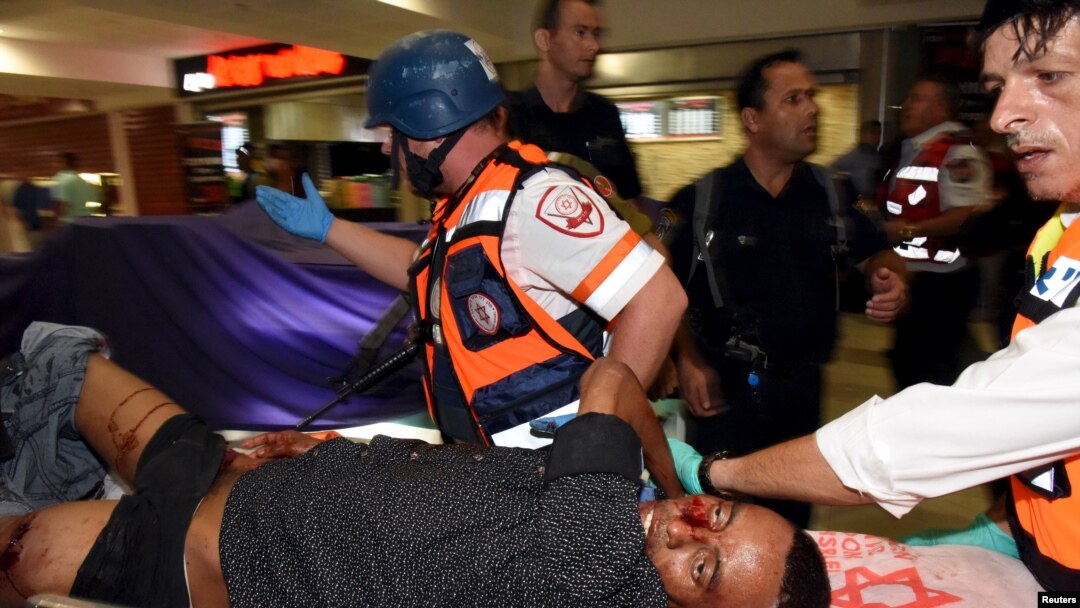 Seorang korban yang terluka saat aksi penembakan berlangsung di di stasiun bis pusat di kota Beersheba (18/10), mendapatkan perawatan medis (Foto: dok).