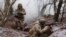 Українські військовослужбовці тренуються на полігоні неподалік від лінії фронту в Донецькій області, Україна, 21 січня 2025 р. AP Photo/Evgeniy Maloletka