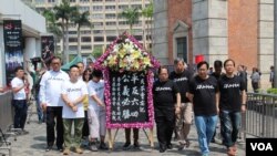  香港支联会等党派代表向六四纪念碑献花（美国之音记者申华拍摄） 香港支联会等党派代表向六四纪念碑献花（美国之音记者申华拍摄）