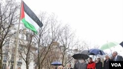 Izan la bandera de Palestina en una ceremonia que contó con la presencia de Mahmud Abás, presidente de la Autoridad Palestina y otros delegados internacionales.