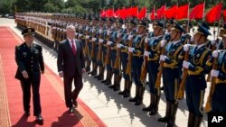 Menteri Pertahanan China, Wei Fenghe (kiri) dan Menteri Pertahanan AS Jim Mattis, memeriksa barisan pasukan kehormatan dalam upacara penyambutan kedatangan tamu negara di Gedung Bayi, Beijing, 27 JUni 2018. (Foto: dok).