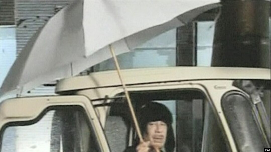 Gambar pemimpin Libya Moammar Gaddafi tampil di televisi pemerintah Libya, Selasa (2/22).