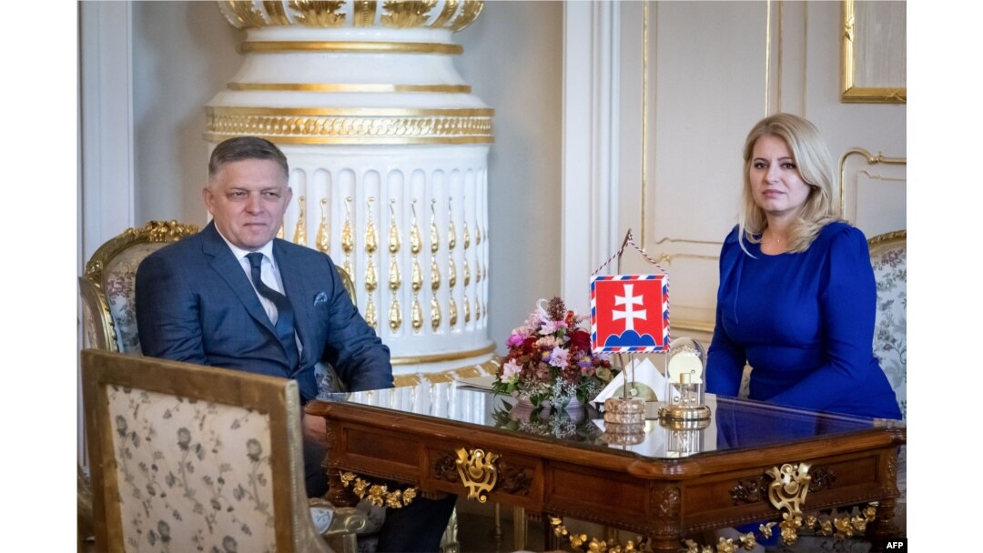 Presiden Slovakia Zuzana Caputova duduk bersama Ketua Partai Smer-Sosial Demokrasi Robert Fico dalam pertemuan. (Foto: AFP)
