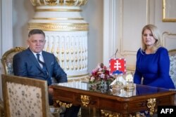 Presiden Slovakia Zuzana Caputova duduk bersama Ketua Partai Smer-Sosial Demokrasi Robert Fico dalam pertemuan. (Foto: AFP)