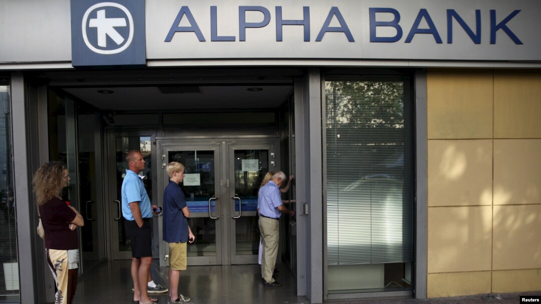 Orang-orang mengantri di ATM di luar cabang Alpha Bank di Athena, Yunani, 15 Juli 2015. Bank-bank Yunani akan tetap tutup sampai hari Kamis menurut kementerian keuangan sebelum pemilihan suara parlemen terkati rancangan reformasi.