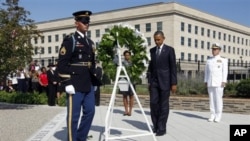 Le président Barack Obama et la première dame américaine Michelle Obama déposent une couronne de fleur au Pentagone lors du 10e anniversaire des attentats du 11 septembre à Washington, 11 septembre 2011. 