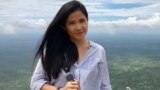 កញ្ញា កាន់ វិច្ឆិកា ជាអ្នករាយការណ៍​ព័ត៌មាន​ឲ្យ​វីអូអេ​នៅ​កម្ពុជា។ (រូបថតផ្តល់ឲ្យ)