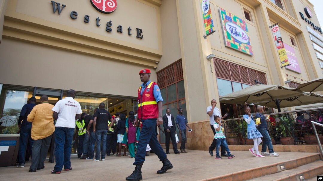 Seorang polisi Kenya menjaga pusat perbelanjaan Westgate Mall di Nairobi (foto: dok).