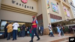 Seorang polisi Kenya menjaga pusat perbelanjaan Westgate Mall di Nairobi (foto: dok).