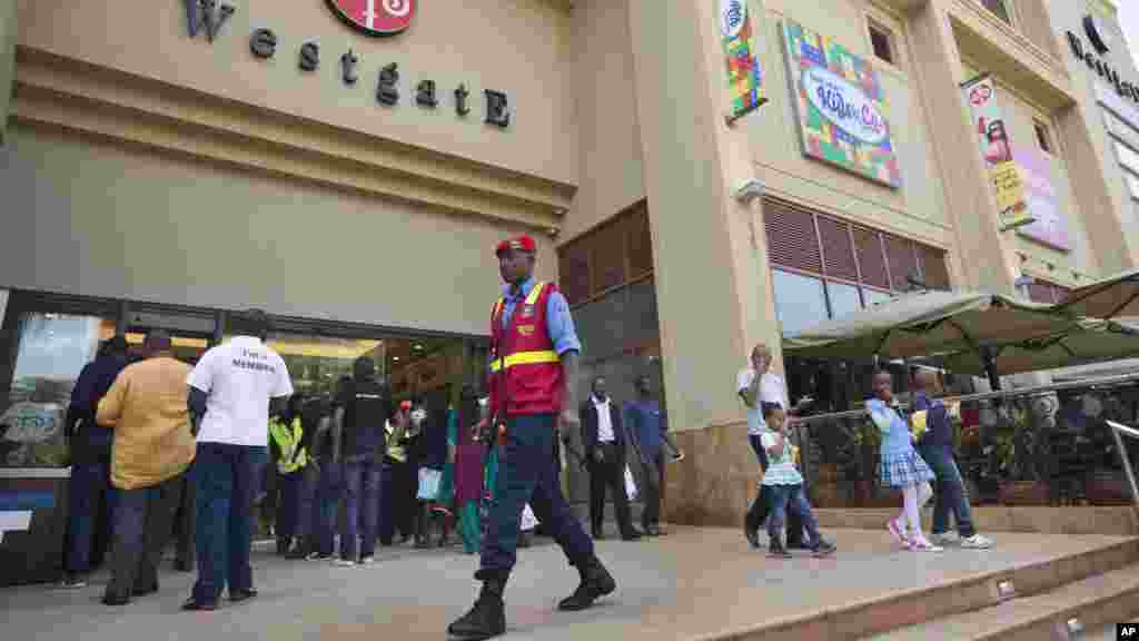 Un agent de la garde de Westgate monte la garde à l&#39;extérieur de centre comercial, le 18 juillet 2015.