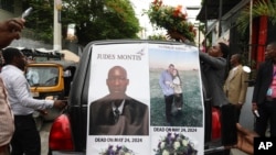 ARCHIVO - Una procesión funeraria para Jude Montis, director nacional de Missions in Haiti Inc. que fue asesinado por pandillas junto con un pareja de misioneros estadounidenses, se dirige al cementerio tras una misa en Puerto Príncipe, Haití, el 28 de mayo de 2024. 