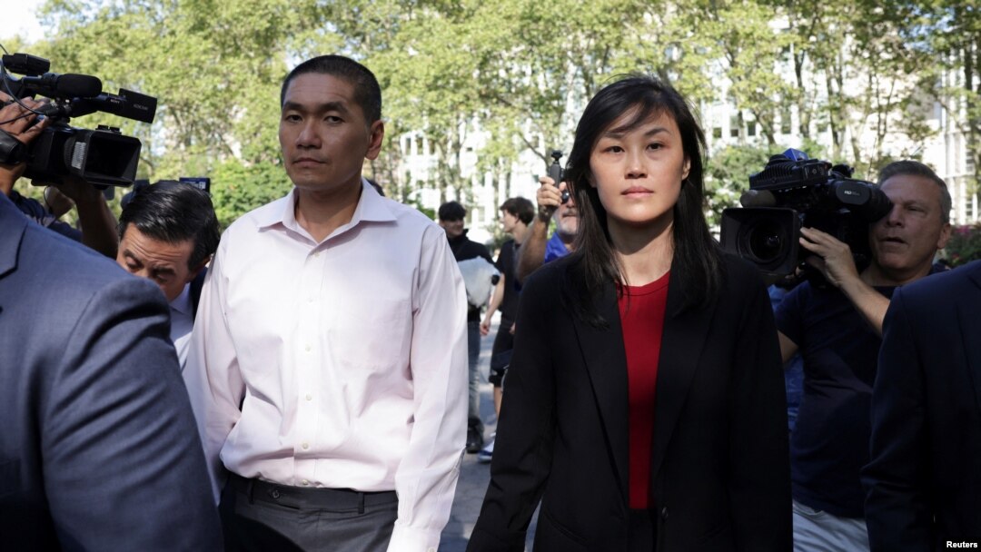 Linda Sun sa suprugom ispred sudnice u Njujorku (Foto: REUTERS/Kent J. Edwards)